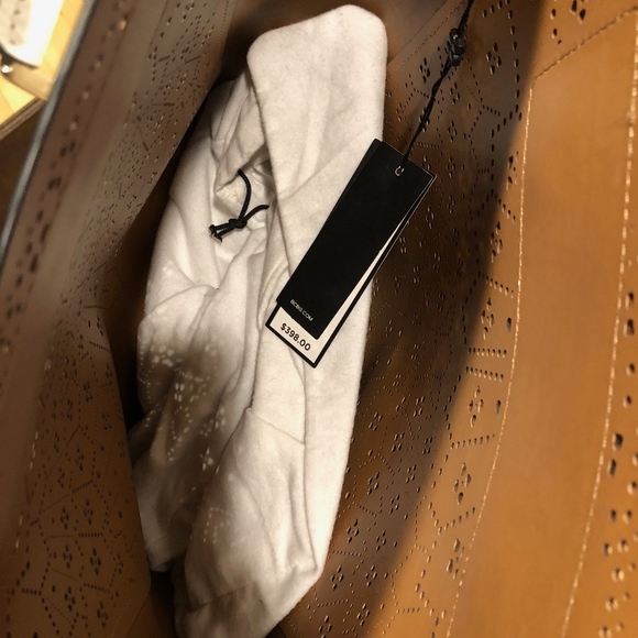 **NEW** AUTHENTIC WHITE BCBG HANDBAG. - Picture 4 of 8